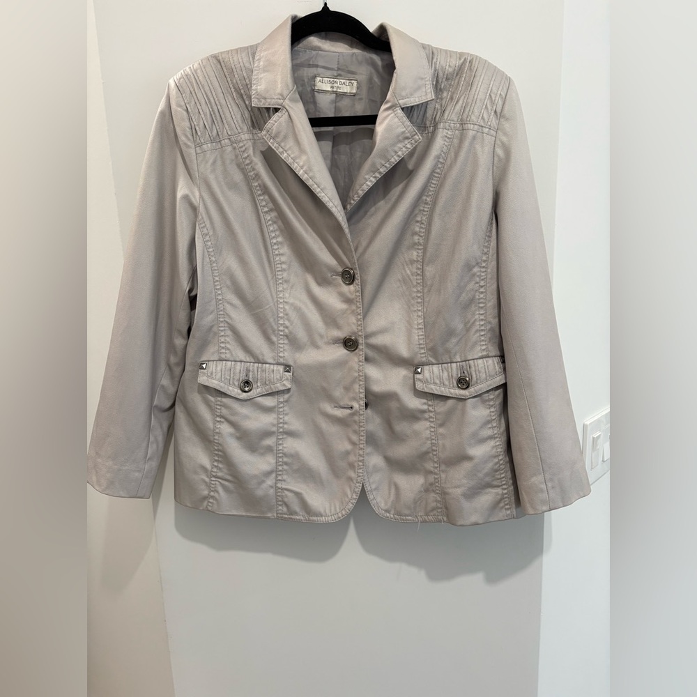 Women's Gray Jacket 🧥 size‎ L check measurements